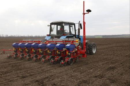 Сеялка пропашная точного высева ТС-М-8000А.  Общий вид сзади слева. 